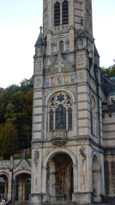 la basilique du Bois-Chenu, du Bois Chênu ou encore Sainte-Jeanne-d'Arc de Domrémy-la-Pucelle