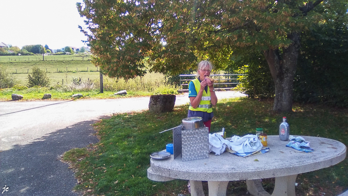 Simone mord à pleines dents dans l'éclair au café à St Thiébault