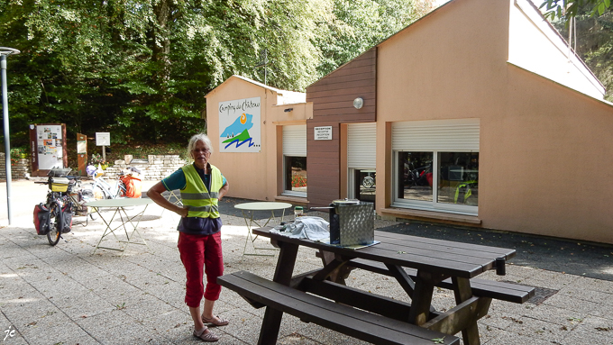 Simone à l'entrée du camping Le Château à Val de Meuse