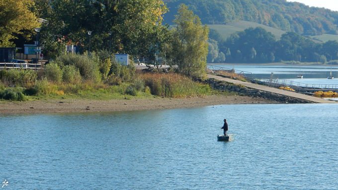le pêcheur sur le lac de la Liez
