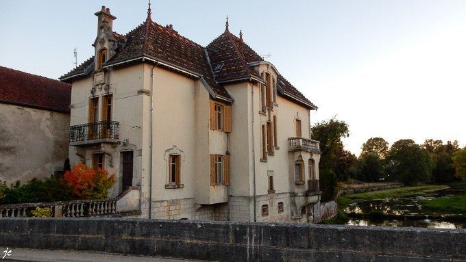le Domaine de l'île un airbnb à Is sur Tille