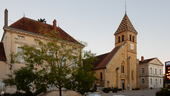 la mairie et l'église de Is sur Tille