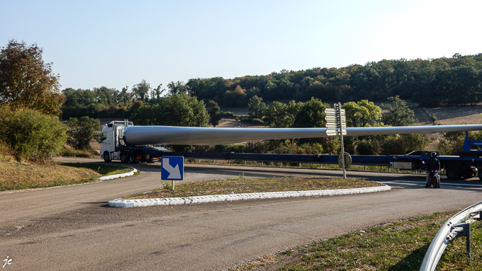 sur la D957, les pales d'éolienne