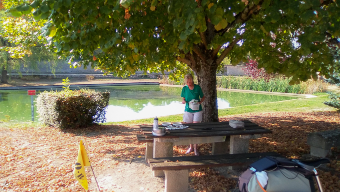 le pique-nique au bord du réservoir à Annoux