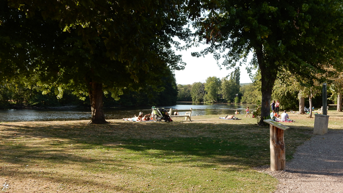 au bord de la Cure au camping les Coullemières à Vermenton