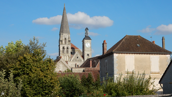 le clocher et la tour de l'horloge de l'église Notre-Dame de Vermenton vue de la rue du Flottage