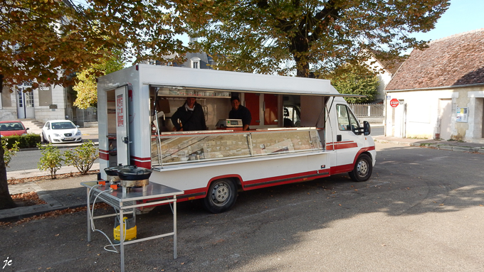 sur le marché à Courson les Carrières