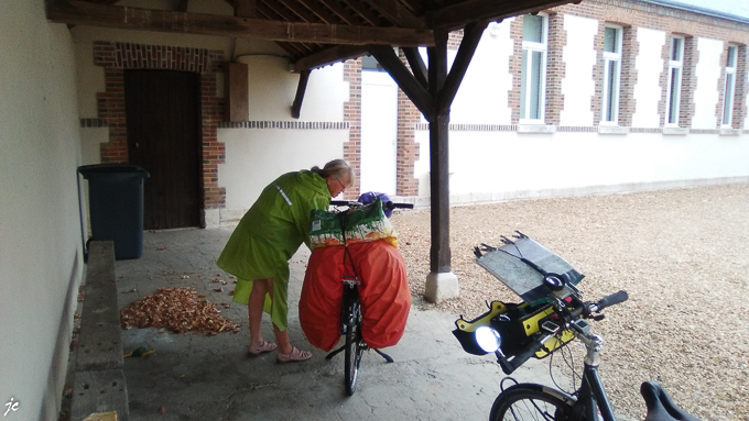 sous le préau de l'ancienne école de Dammarie en Puisaye