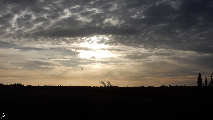 entre Sully sur Loire et Viglain, les panaches de la centrale nucléaire de Dampierre