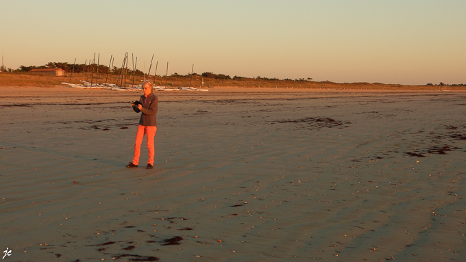 Simone au coucher de soleil sur la plage de la Barbâtre