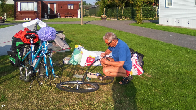 la 1ère crevaison, roue avant à plat en sortant de la réception