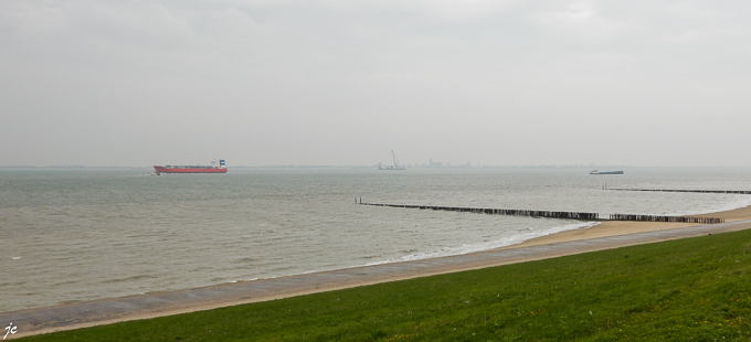 la côte à Breskens, sur l'autre rive dans la brume Vlissingen