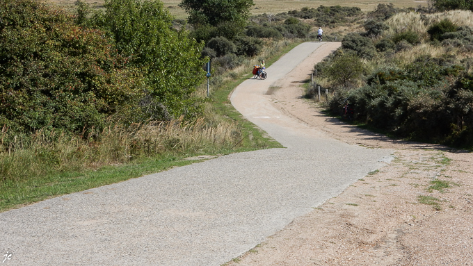 Simone fachée dans les dunes, 3 pentes à 25 %