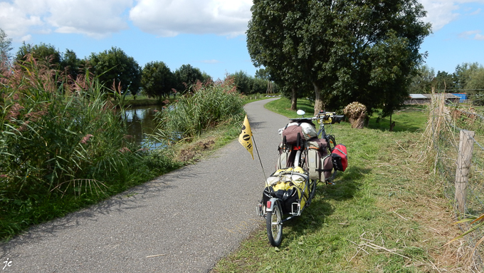 ma monture au bord d'un canal près de Rotterdam