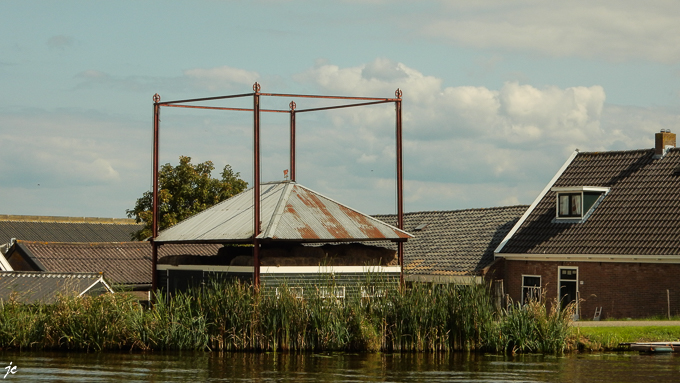 la grange à toit mobile, au bord de l'Amstel à Amstelveen