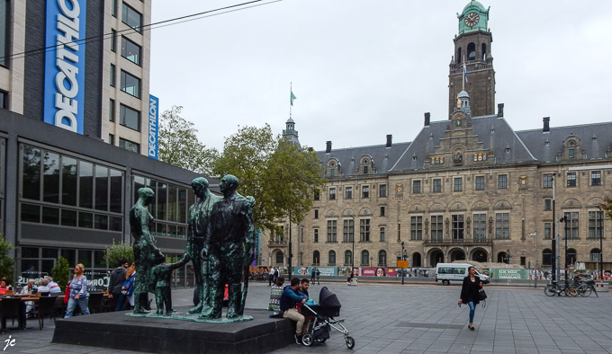 le monument voor Alle Gevallenen 1940-1945 et l'hôtel de ville