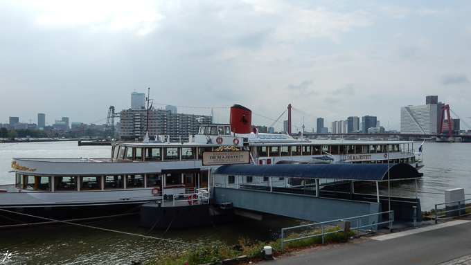le pont Willemsbrug et le De Majesteit sur la Nouvelle Meuse à Feijenoord, Rotterdam