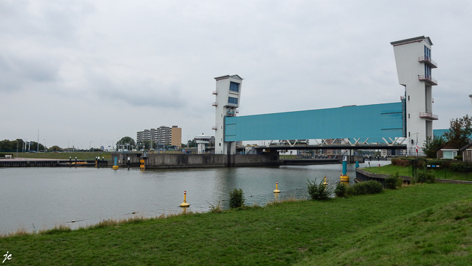 au bord de la Hollandsche Ijssel (Yssel hollandais), le barrage