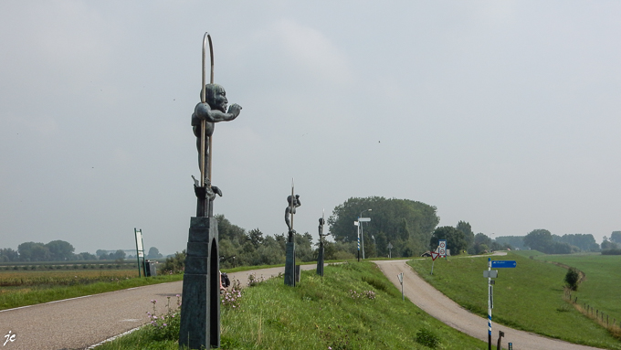 les sculptures sur la levée de Hans van Eerd