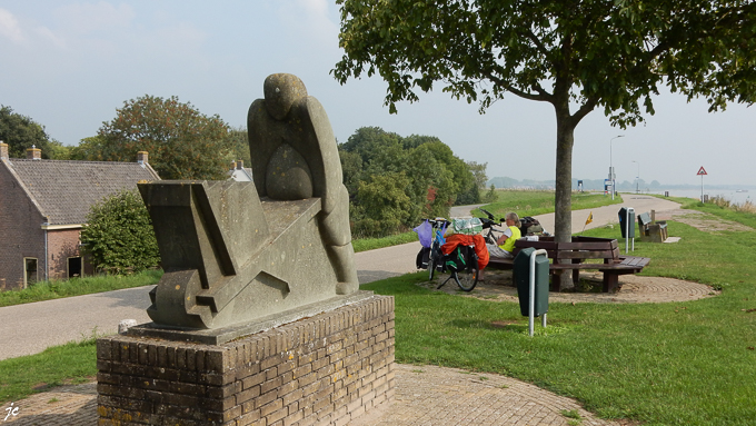 la pause café près de la sculpture sur la levée au bord du Rhin