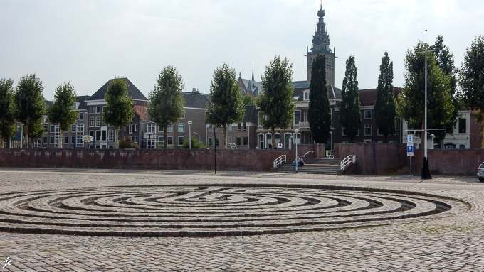 la place et le clocher à Nijmegen