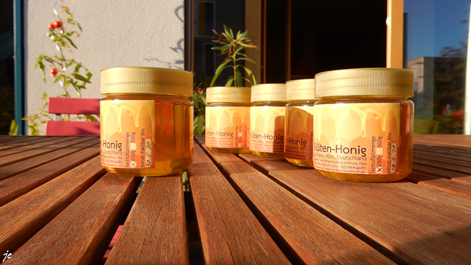 la mise en pot, le collage de l'étiquette et la fermeture du pot de miel chez Ralf