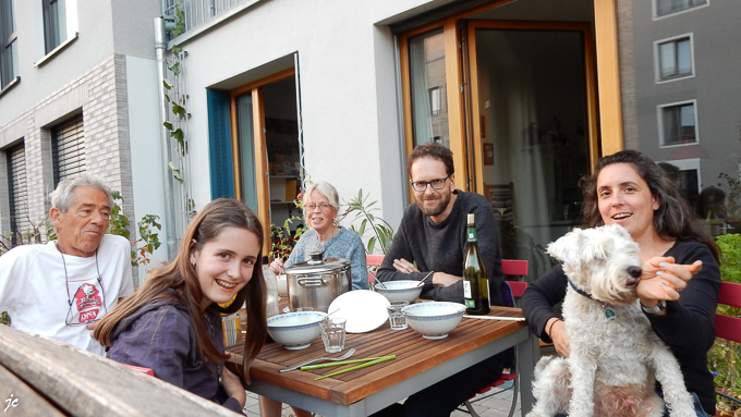 chez Julia, Mathilde, Ralf, Simone, Jean-Claude et leur chien Bruno