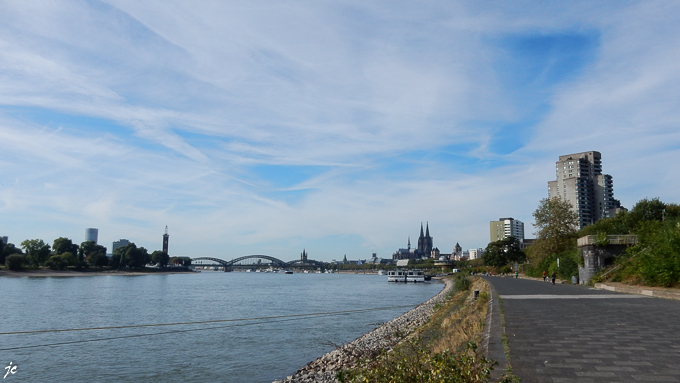 à Cologne (Köln), la Hohenzollernbrücke, la cathédrale