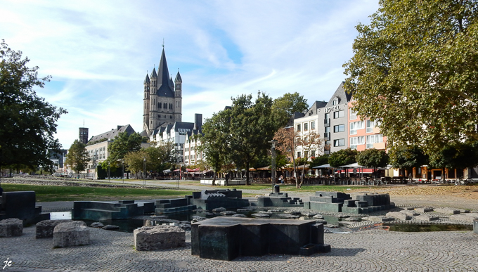 à Cologne (Köln) le clocher de l'église Groß St Martin et le Wasserspielplatz in der Altstadt (le terrain de jeu d'eau dans la vieille ville)