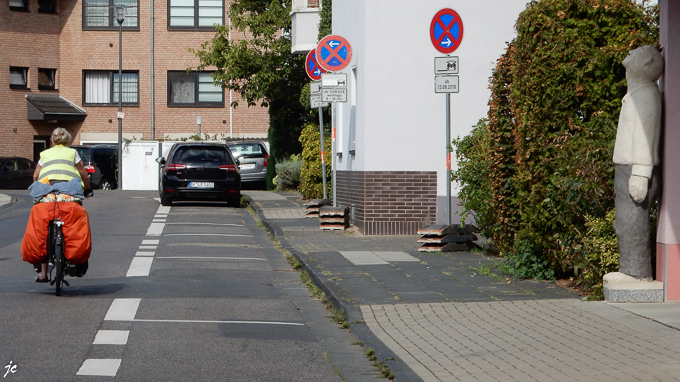 la cyclotouriste et le monsieur tête en l'air à Porz