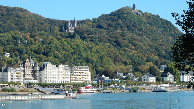 le château de Drachenburg et la ruine du château de Drachenfels à Königswinter