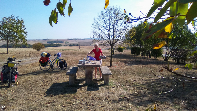 sur la D9 entre Lain et Le Deffand, l'aire de pique nique, Simone