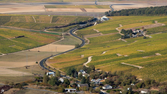 sur la tour des Fiefs, la route de Sury en Vaux