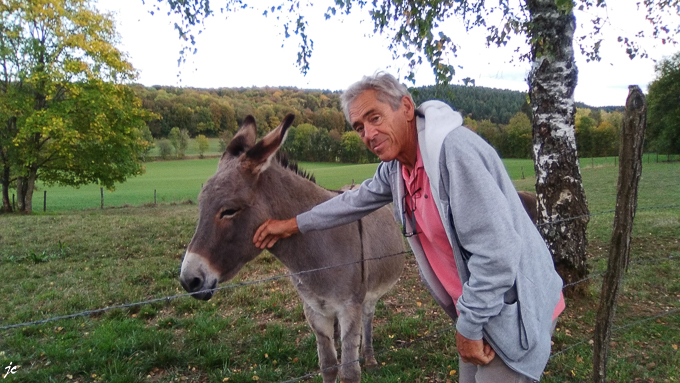 Jean-Claude et un des ânes de Bio Lopin